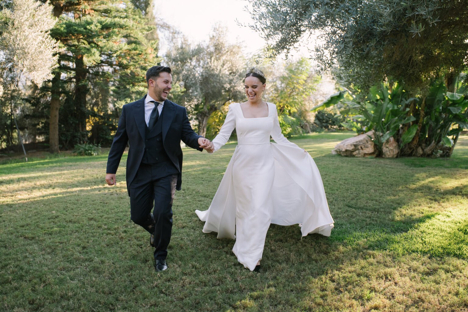 Novios corriendo de la mano en su boda en Málaga, grabada por Pictulovers