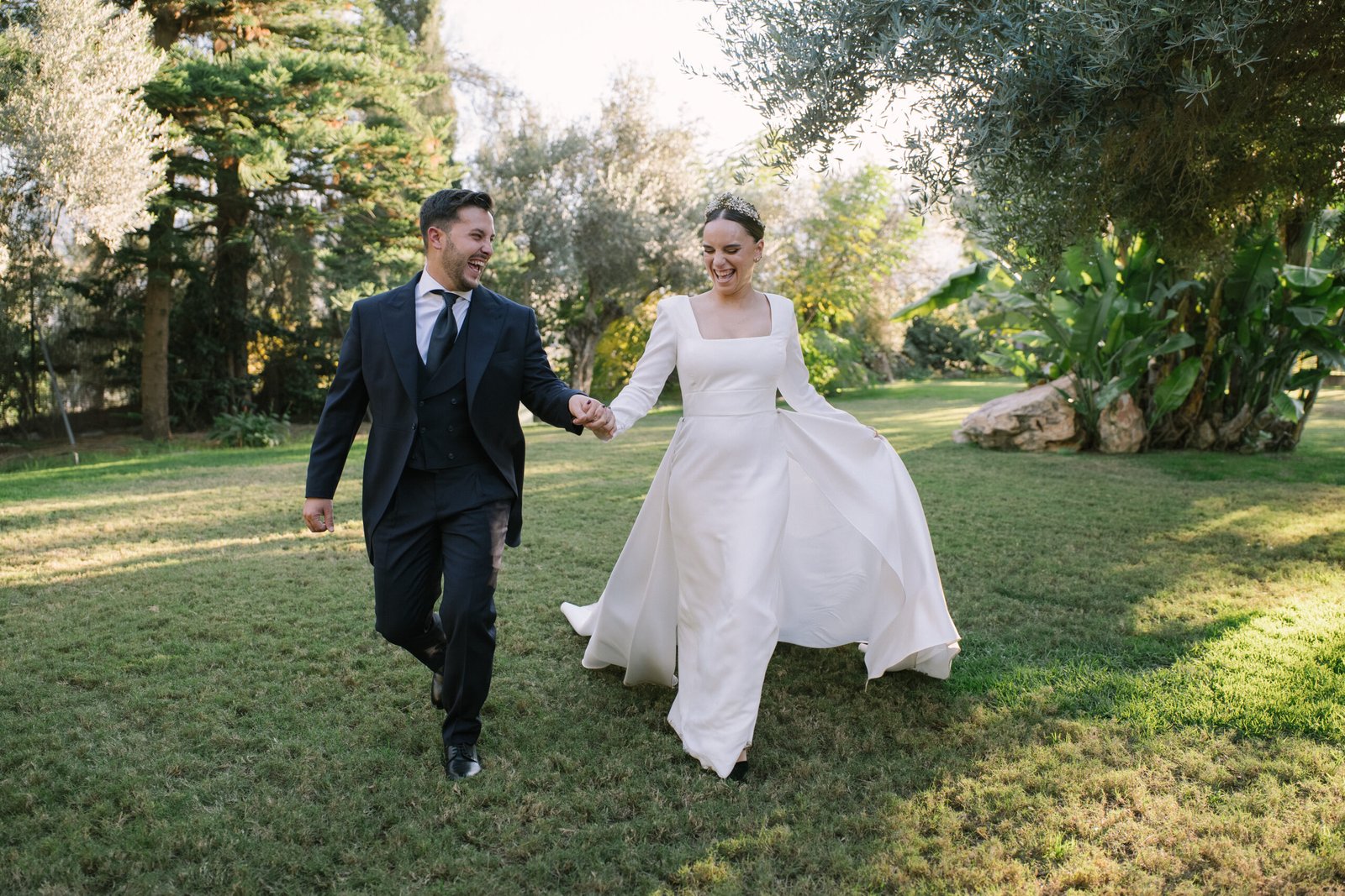 Novios corriendo de la mano en su boda en Málaga, grabada por Pictulovers