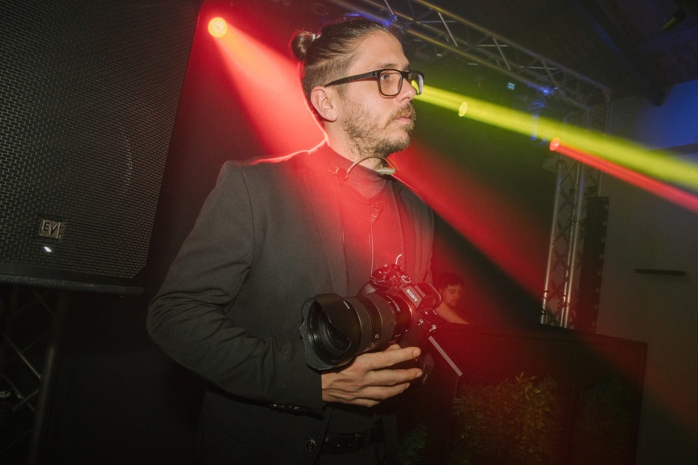 Javier grabando en la pista de baile, entre los focos